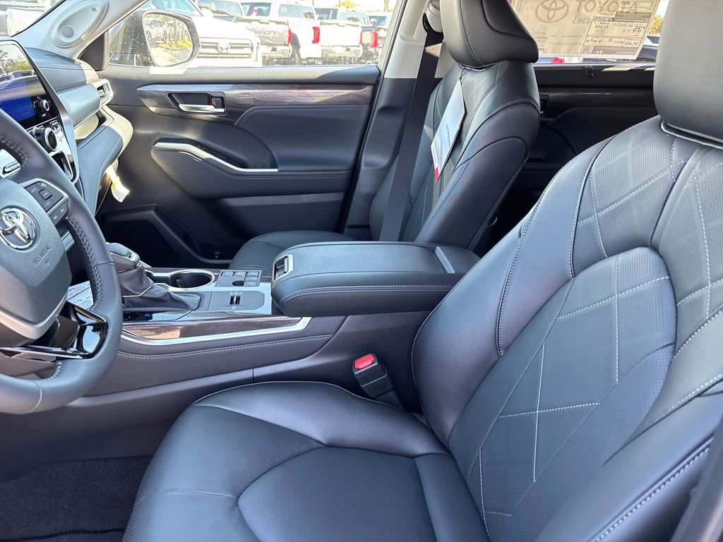 New 2026 Toyota Highlander Platinum image 8