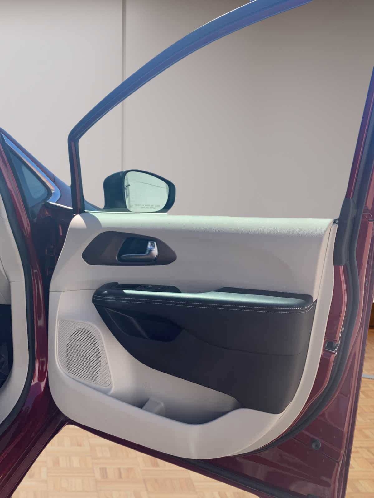 Used 2023 Chrysler Voyager LX image 11