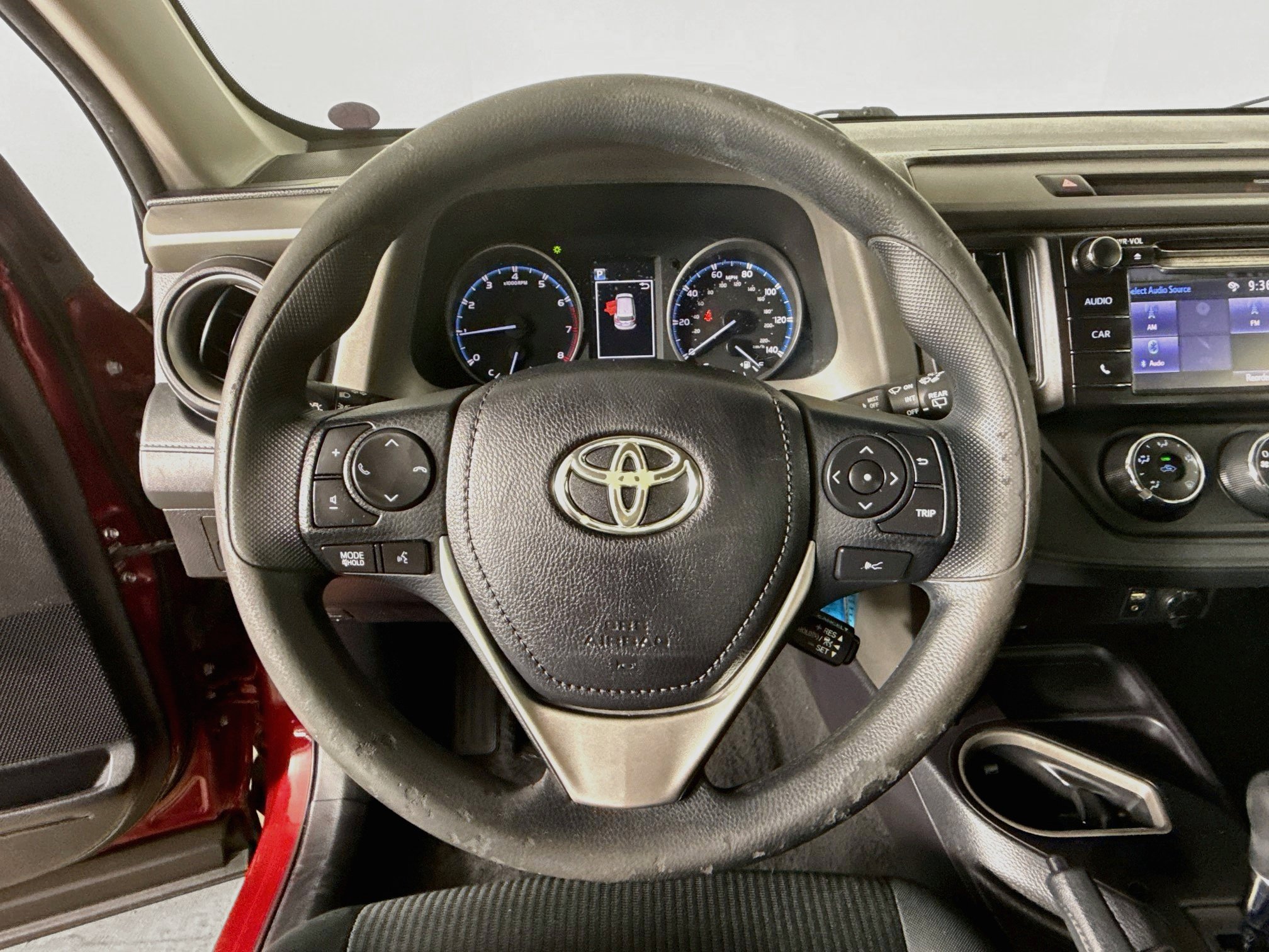 Used 2018 Toyota RAV4 LE FWD image 11