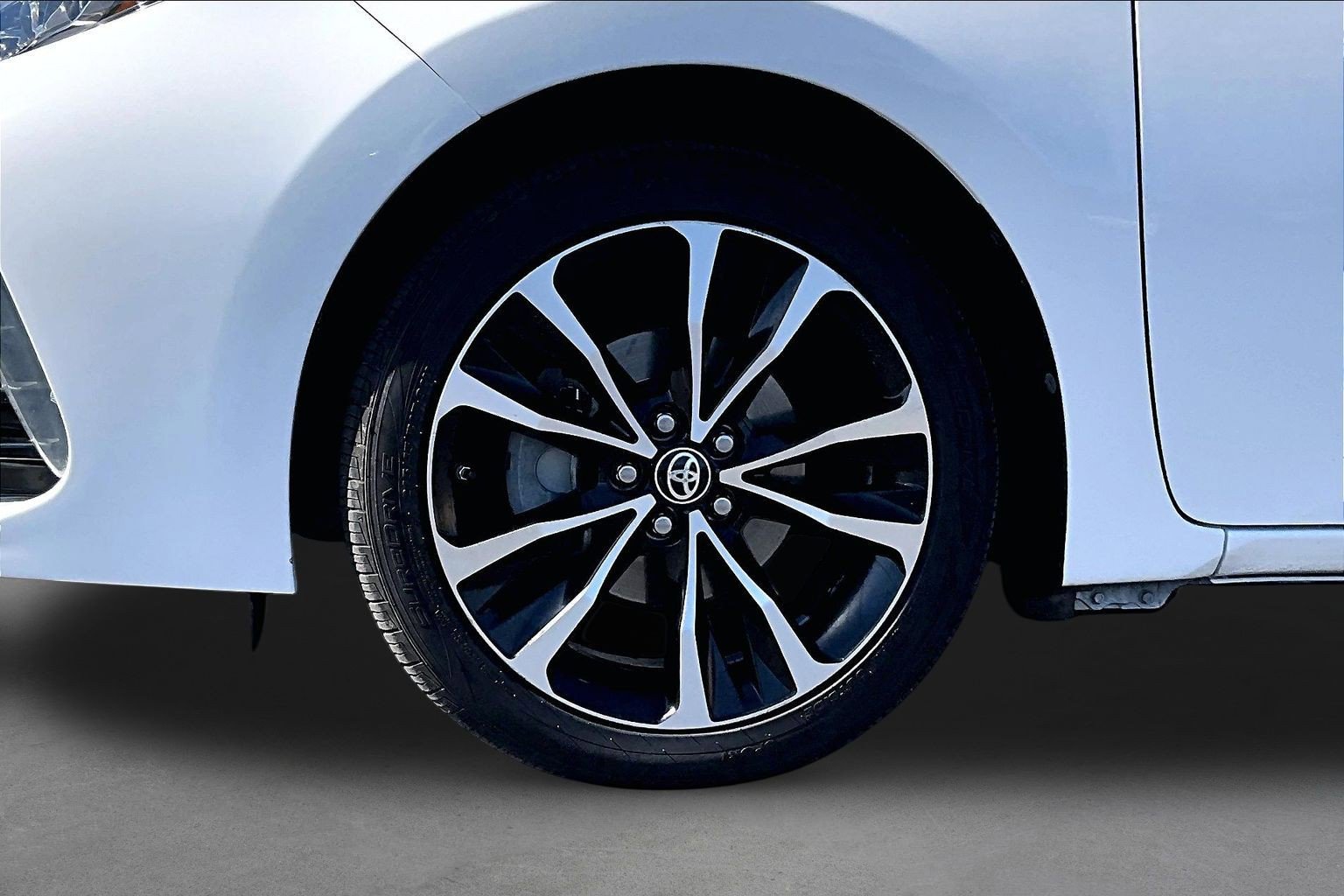 Used 2017 Toyota Corolla SE w/ SE Premium Package FWD image 8