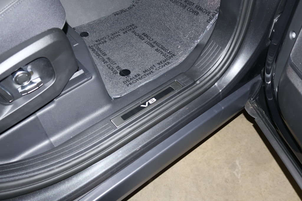 Used 2025 Land Rover Defender 130 V8 image 36