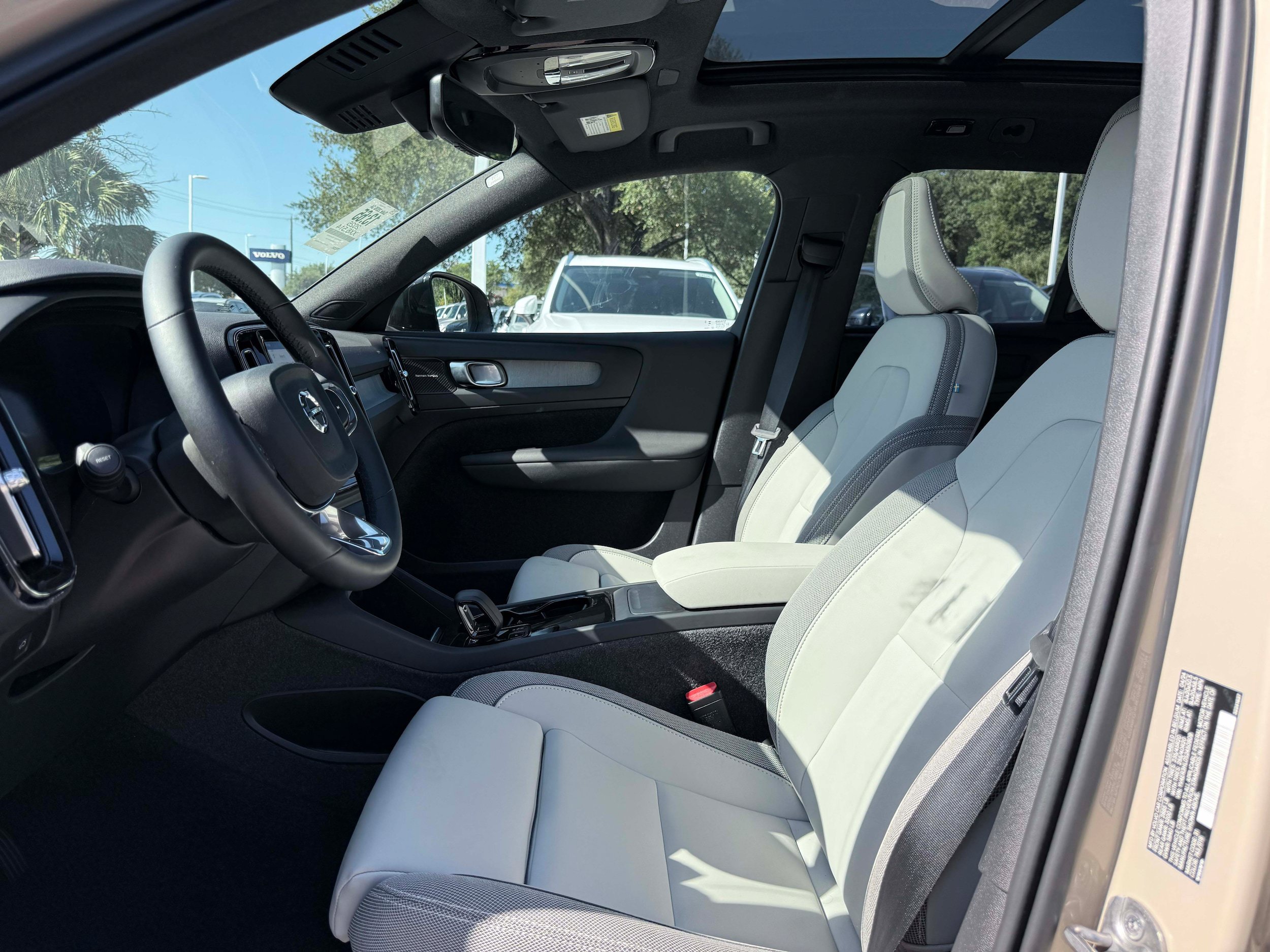 Certified 2025 Volvo EX40 Ultra AWD/4WD image 10