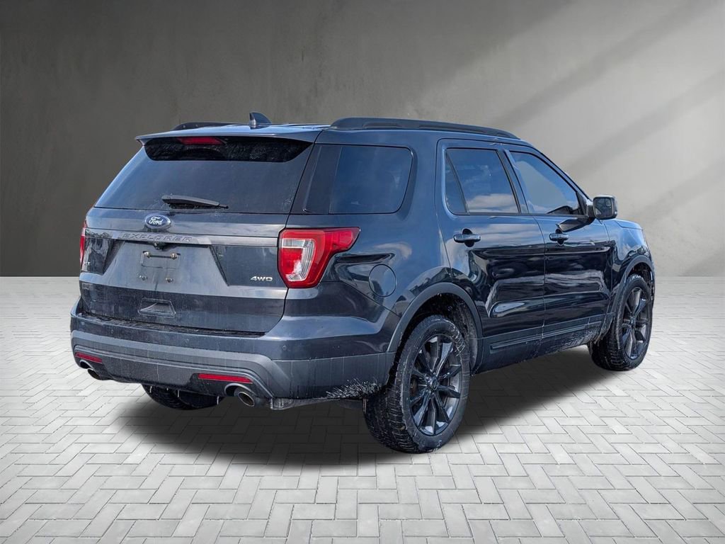 Used 2017 Ford Explorer XLT w/ Equipment Group 202A image 8