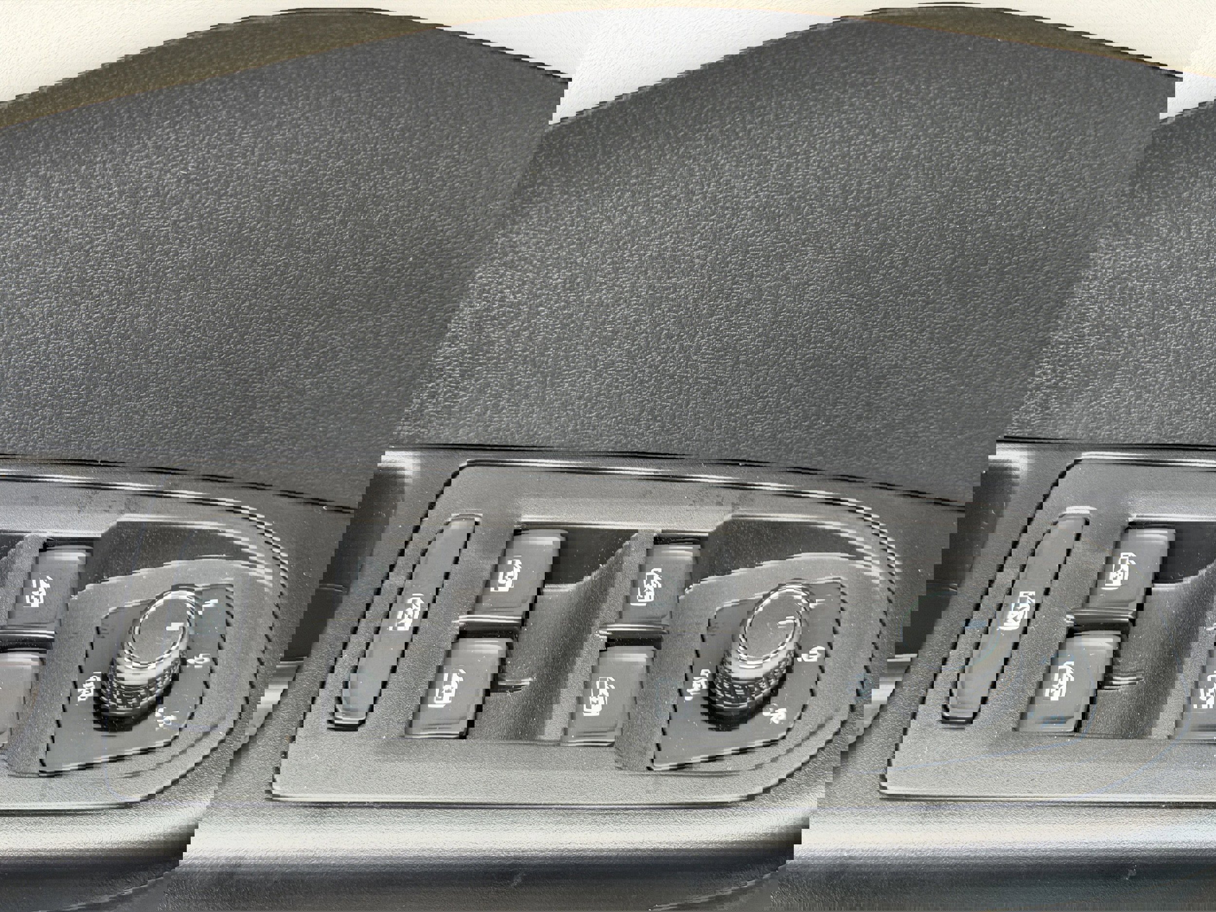 New 2026 Volkswagen Taos SE image 13