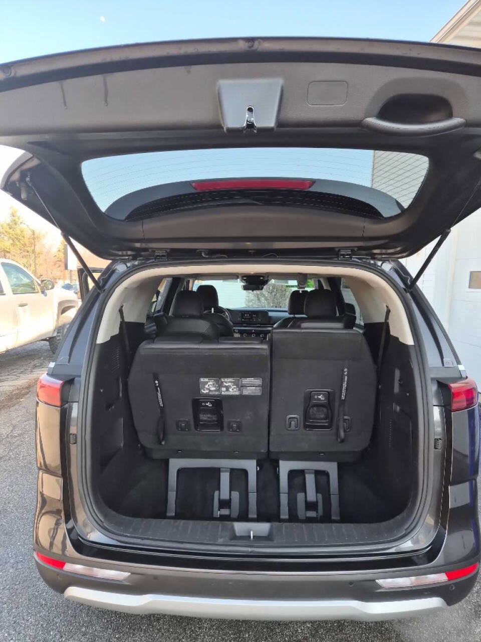 Used 2024 Kia Carnival LX image 12