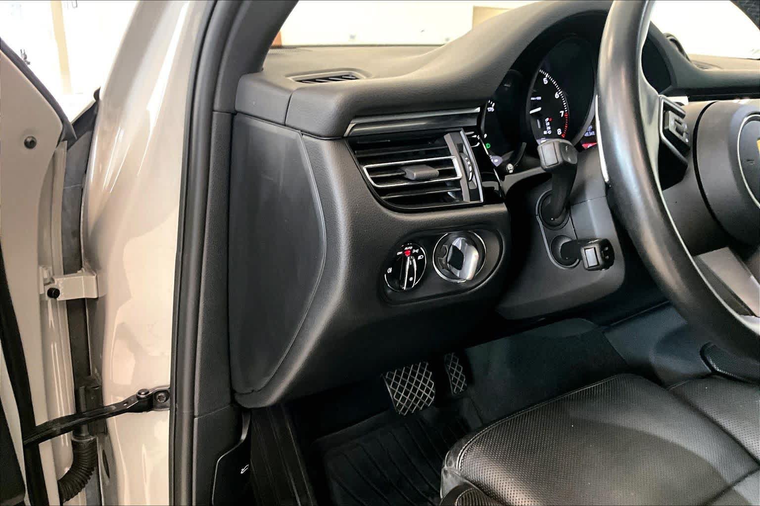 Used 2022 Porsche Macan AWD/4WD image 30