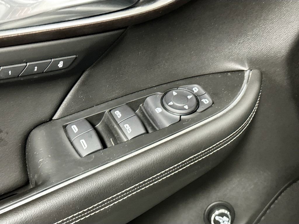 Used 2022 Buick Envision Avenir w/ Technology Package II image 16