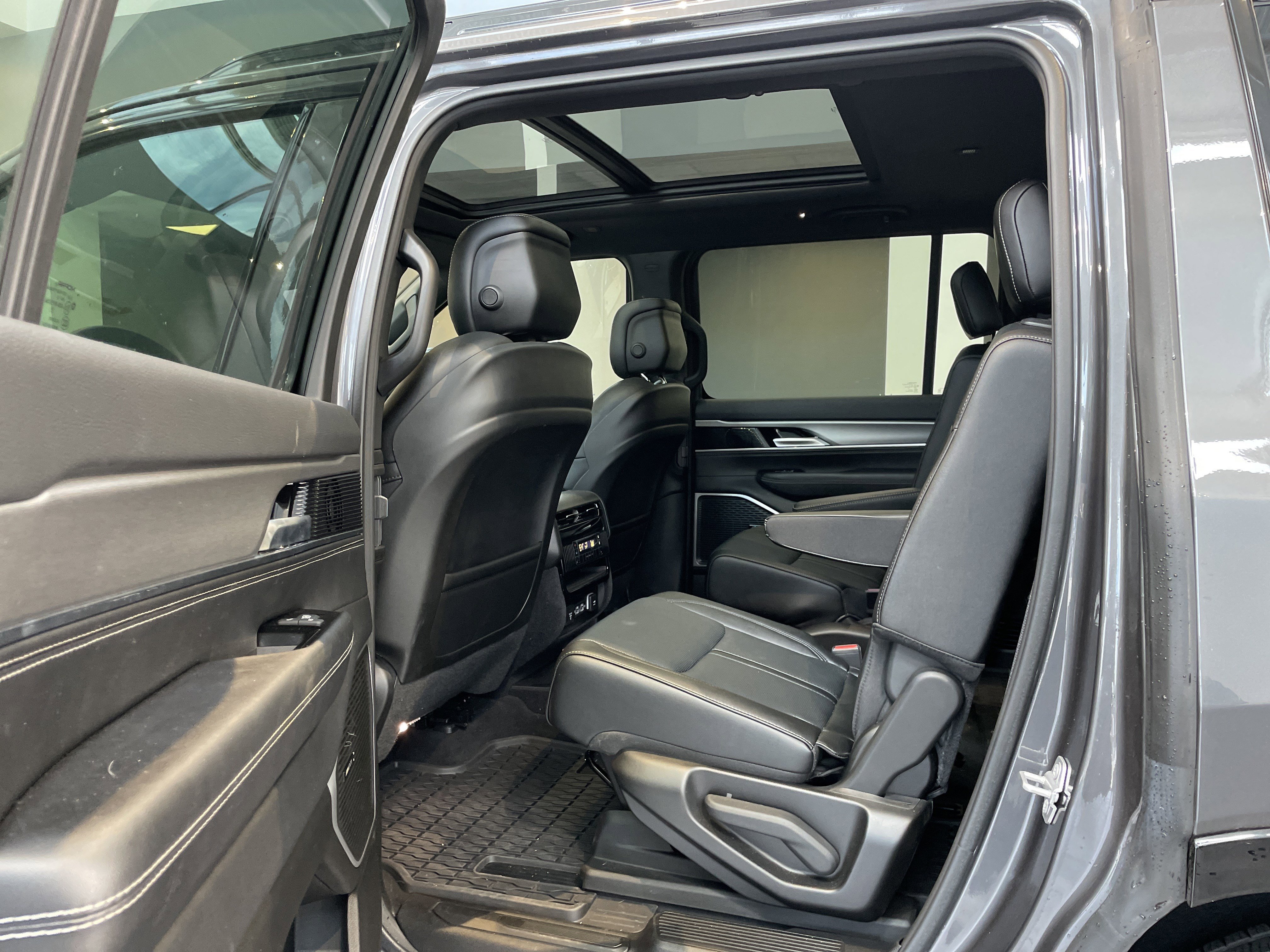 Used 2024 Jeep Wagoneer Series II image 33