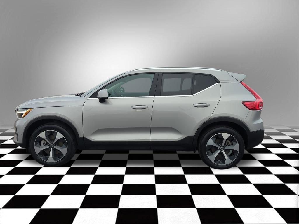 Used 2024 Volvo XC40 B5 Plus image 11