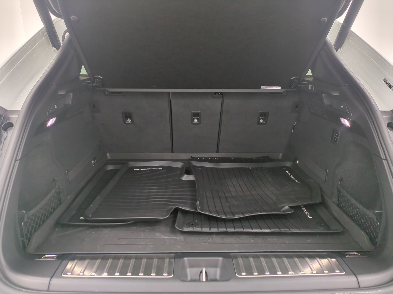 Certified 2025 Porsche Macan Electric RWD image 10