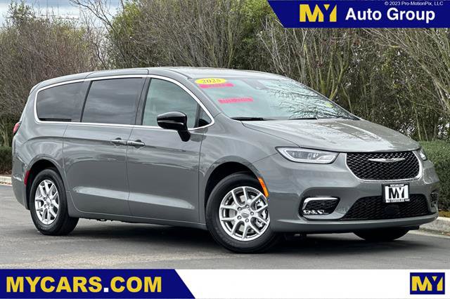 New 2025 Chrysler Pacifica Select