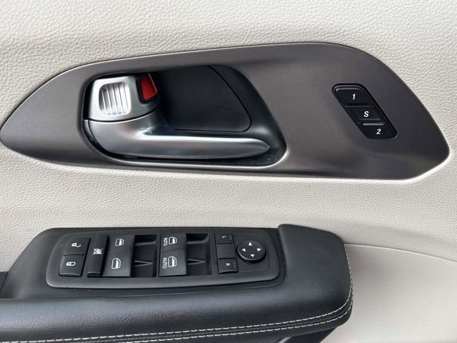 Used 2023 Chrysler Pacifica Touring-L FWD image 9