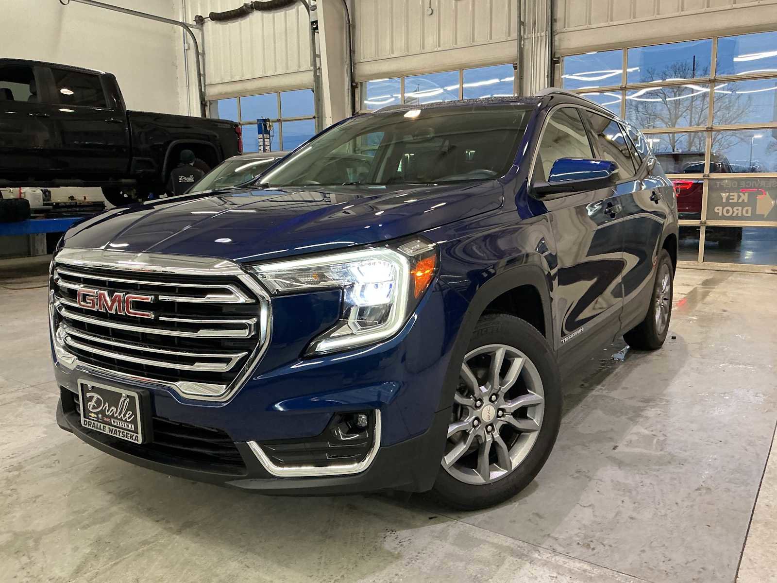 Used 2022 GMC Terrain SLT image 3