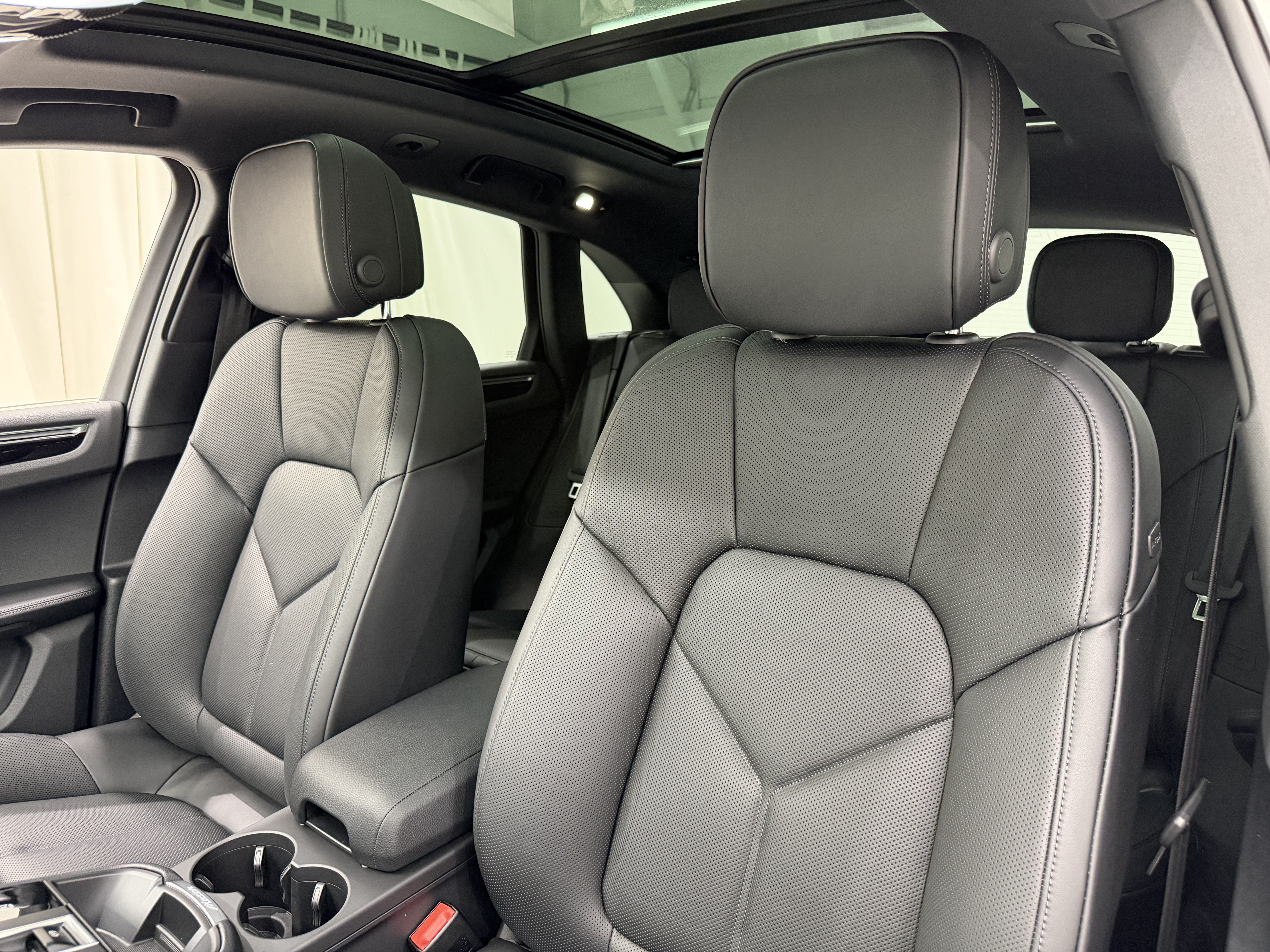 New 2026 Porsche Macan AWD/4WD image 33
