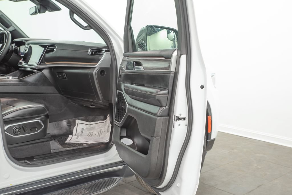 Used 2024 Jeep Wagoneer L Series II w/ Flexible Seating Group RWD image 20