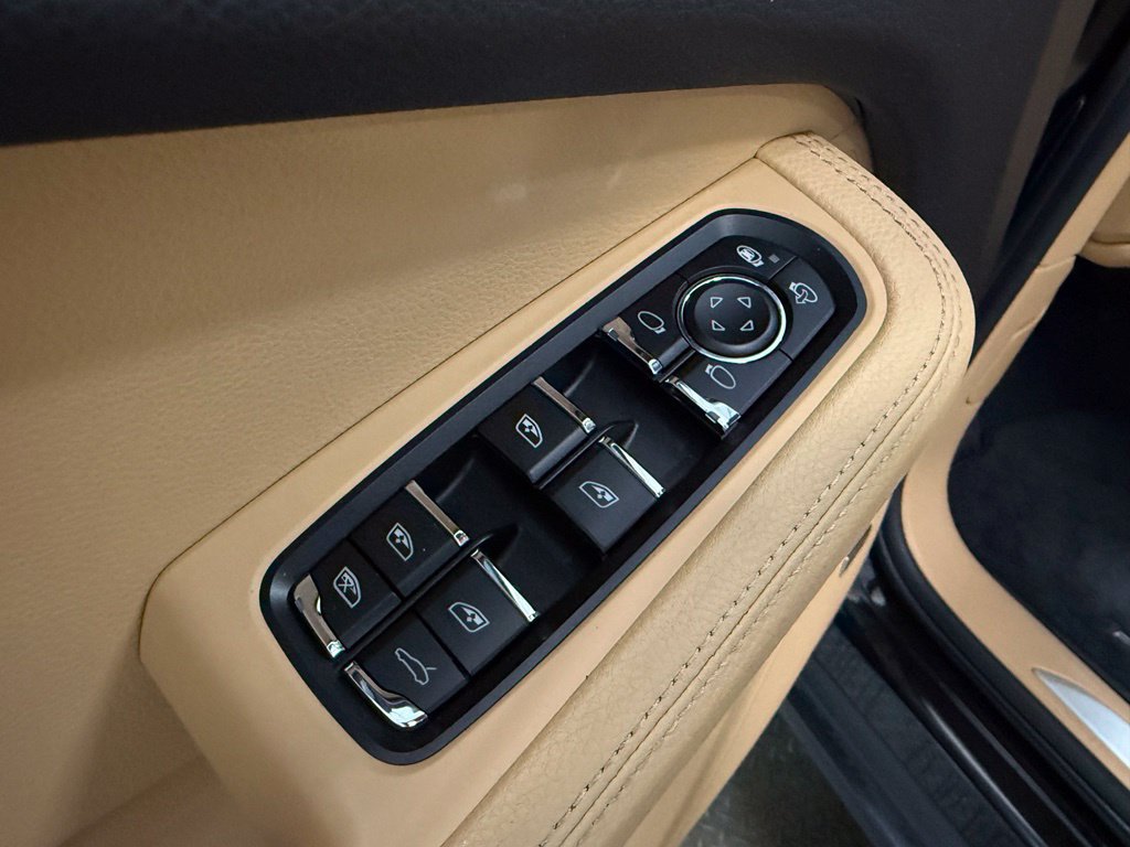 Certified 2017 Porsche Macan AWD/4WD image 16