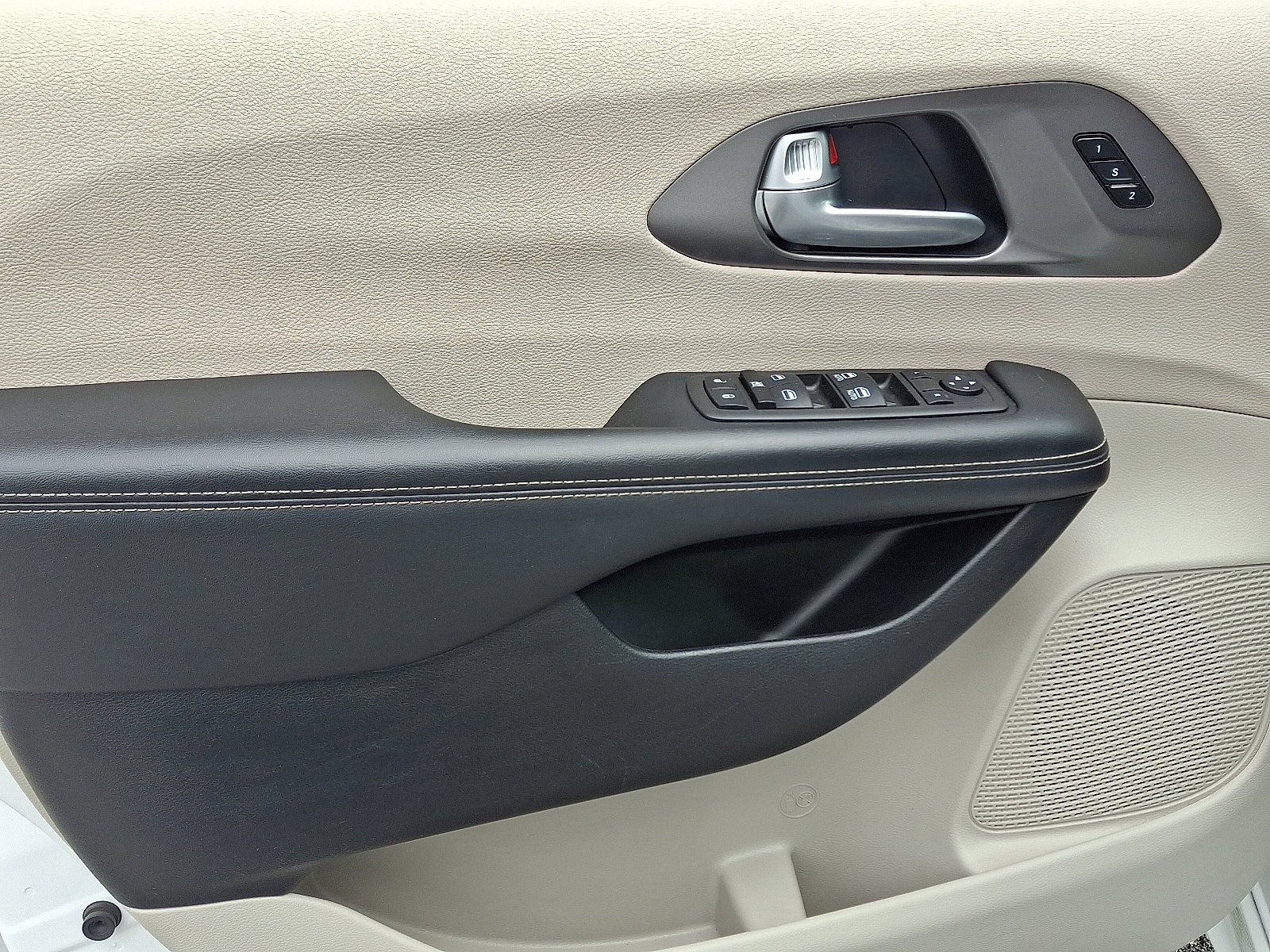 Used 2024 Chrysler Pacifica Touring-L image 14