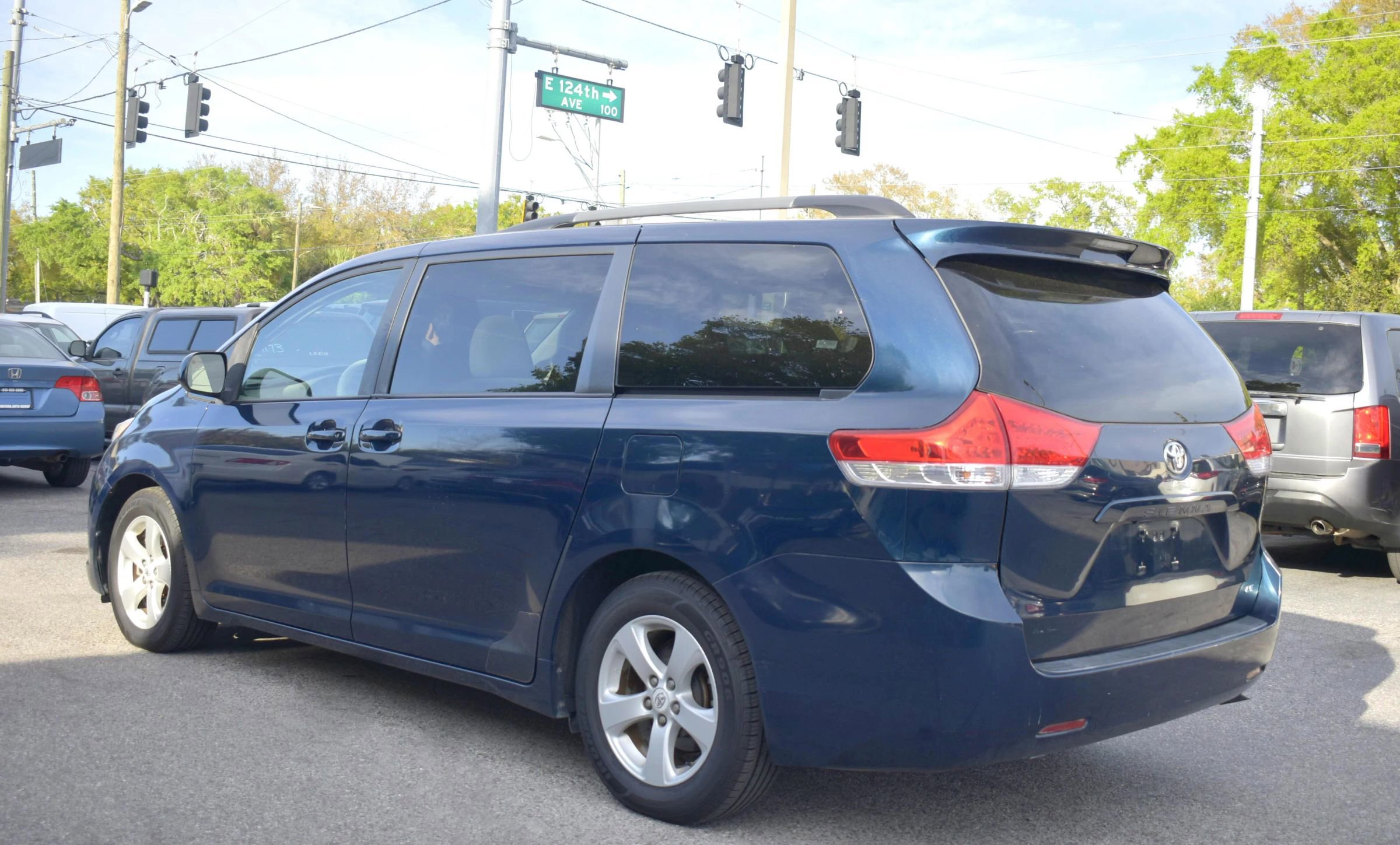 Used 2012 Toyota Sienna LE image 5
