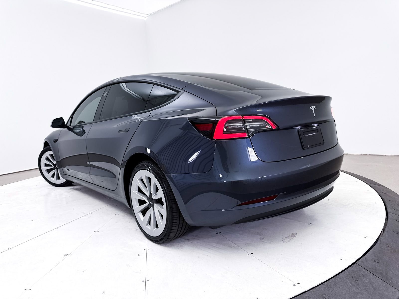 Used 2023 Tesla Model 3 Standard Range RWD image 2