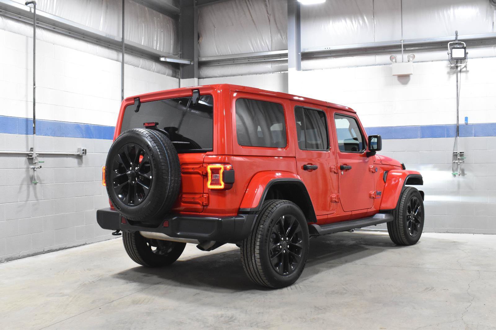 Used 2025 Jeep Wrangler Sahara image 27