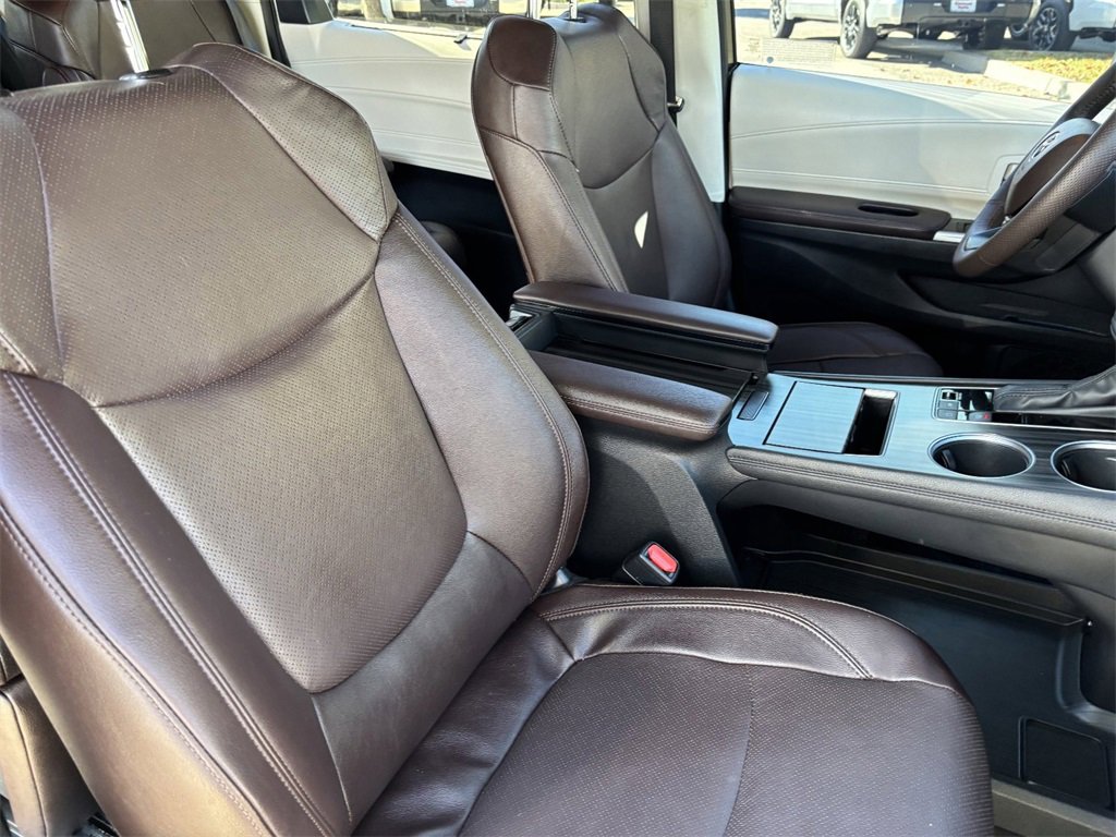 Certified 2023 Toyota Sienna Platinum image 13