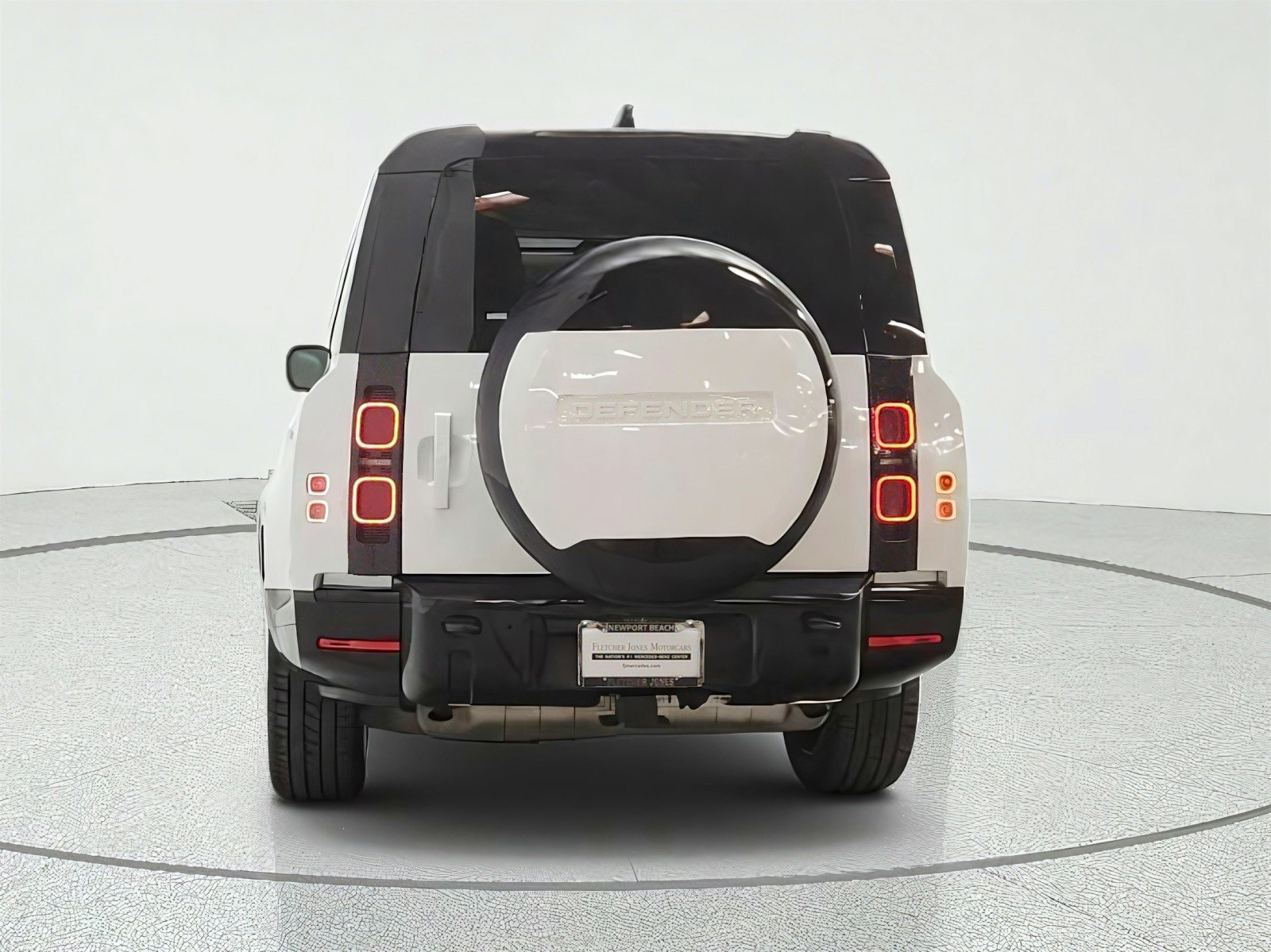 Used 2024 Land Rover Defender 130 X-Dynamic SE AWD/4WD image 6