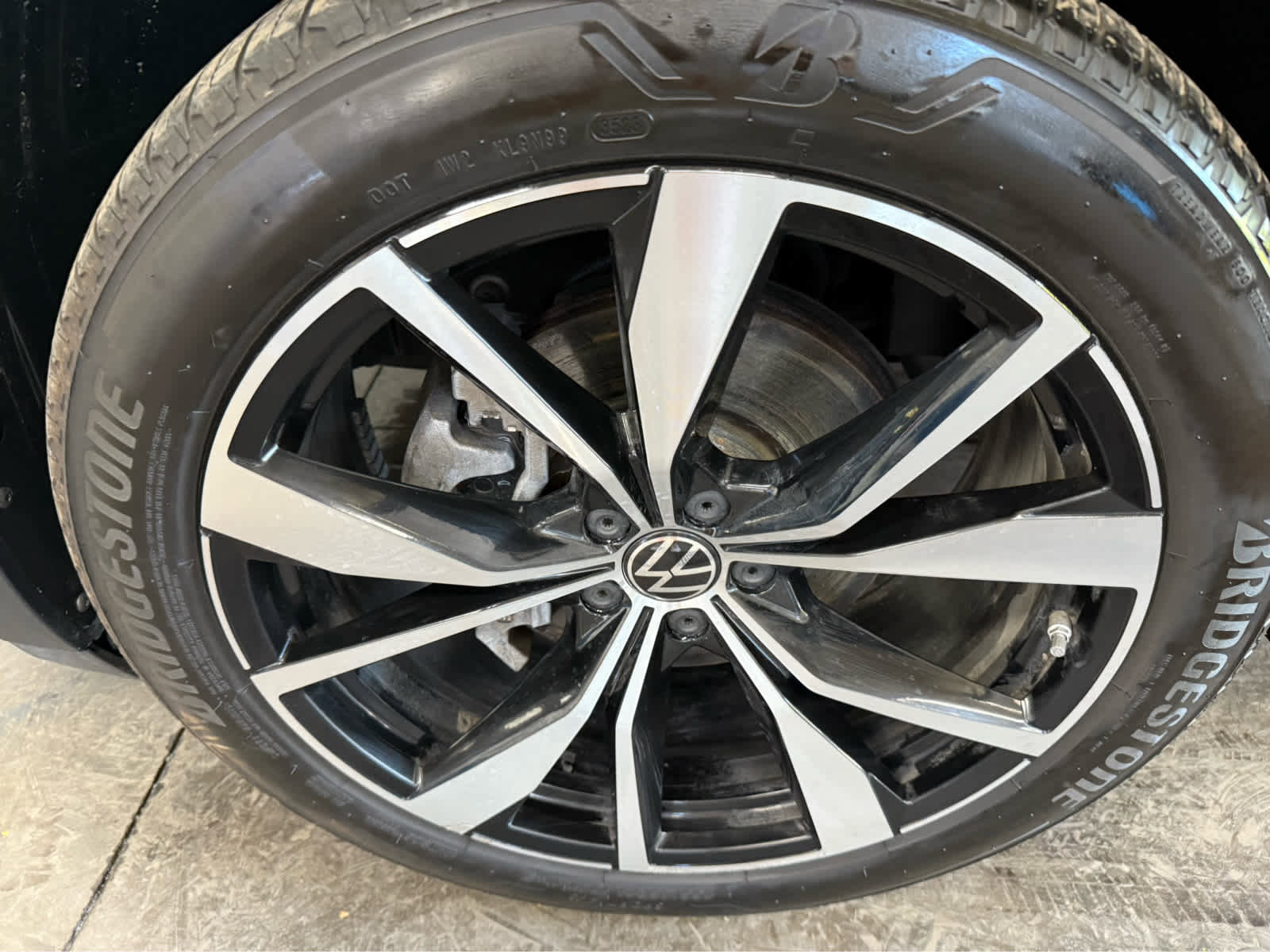 Used 2024 Volkswagen Atlas Cross Sport SEL Premium R-Line image 36