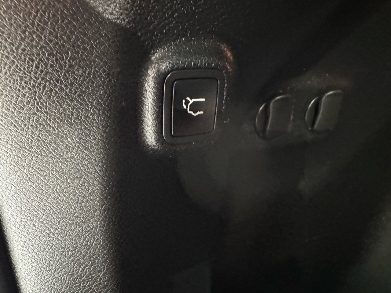 Used 2019 Jeep Cherokee Latitude Plus w/ Comfort/Convenience Group image 19