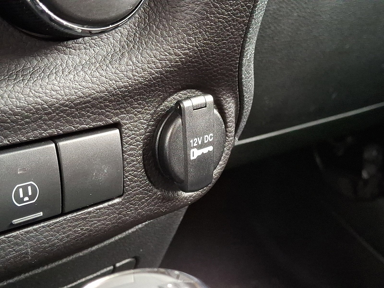 Used 2018 Jeep Wrangler Unlimited Sahara w/ Connectivity Group image 22