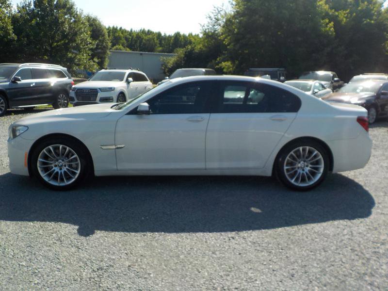 Used 2014 BMW 750i w/ Executive Package RWD image 2