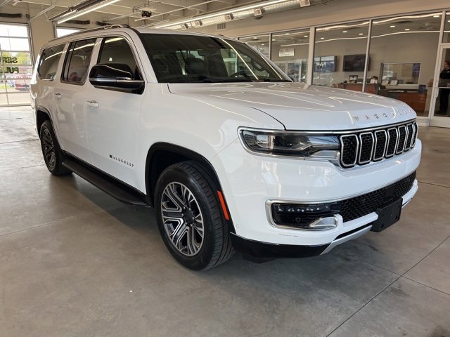 Used 2023 Jeep Wagoneer L Series II image 3