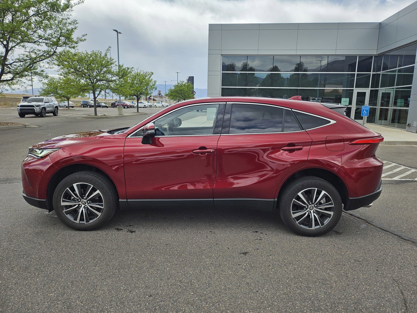Used 2023 Toyota Venza LE image 9