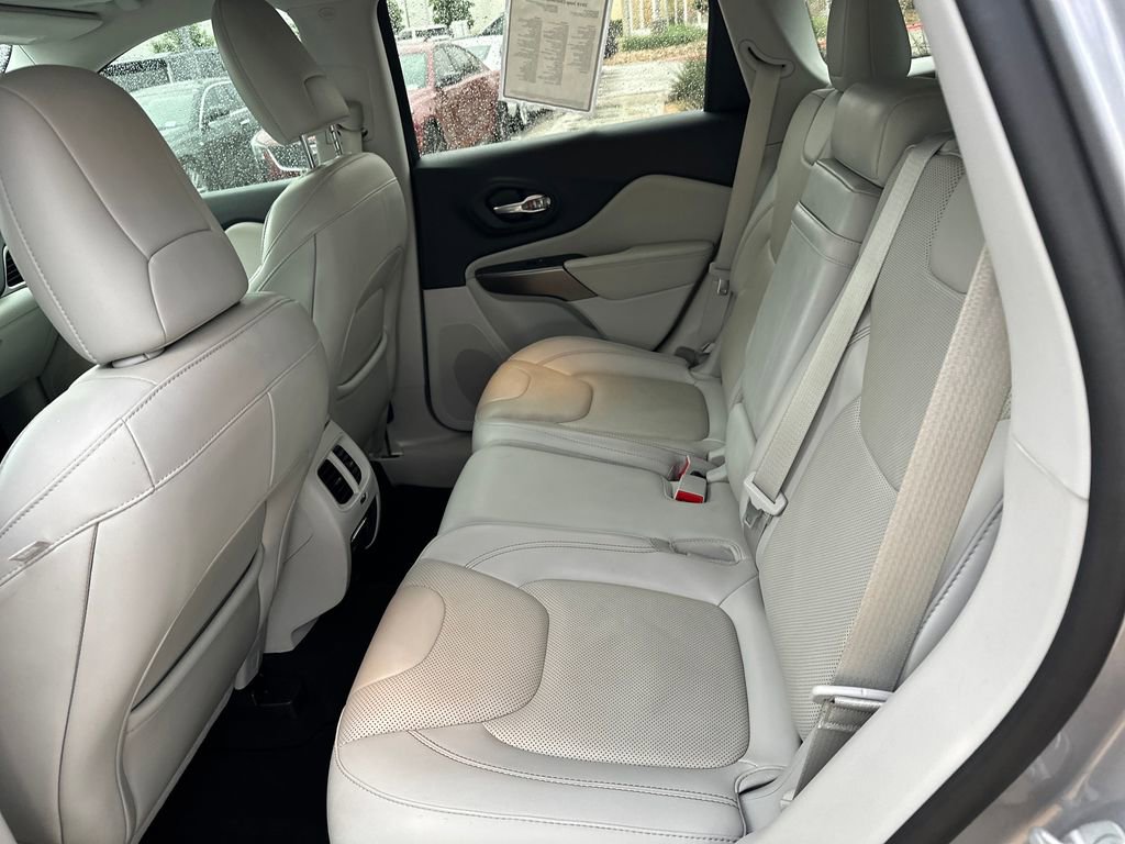 Used 2019 Jeep Cherokee Limited w/ Luxury Group AWD/4WD image 32