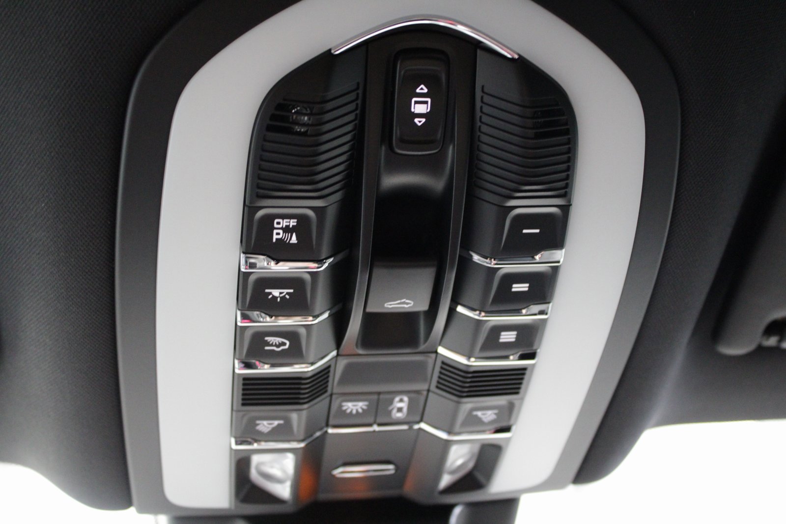 Used 2025 Porsche Macan image 34