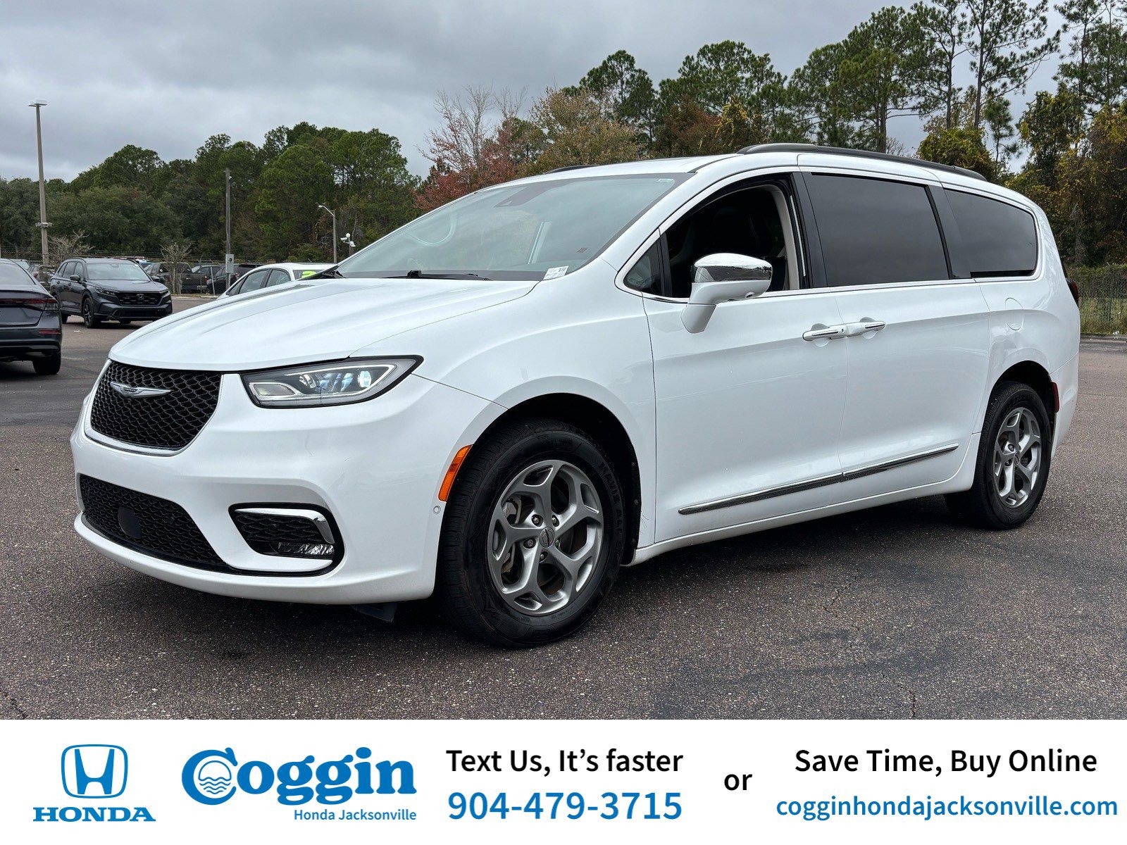 Used 2022 Chrysler Pacifica Limited w/ Uconnect Theater Family Group