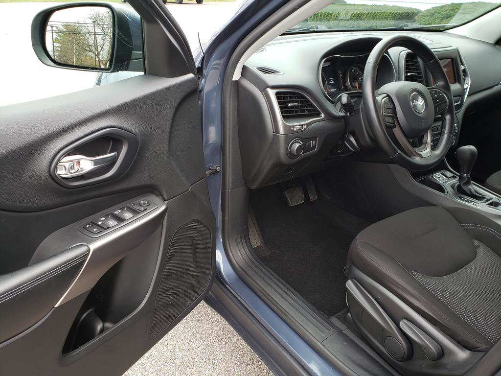 Used 2020 Jeep Cherokee Latitude w/ Cold Weather Group FWD image 8