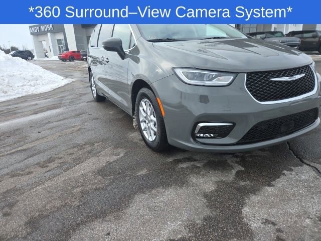 Used 2023 Chrysler Pacifica Touring-L image 3