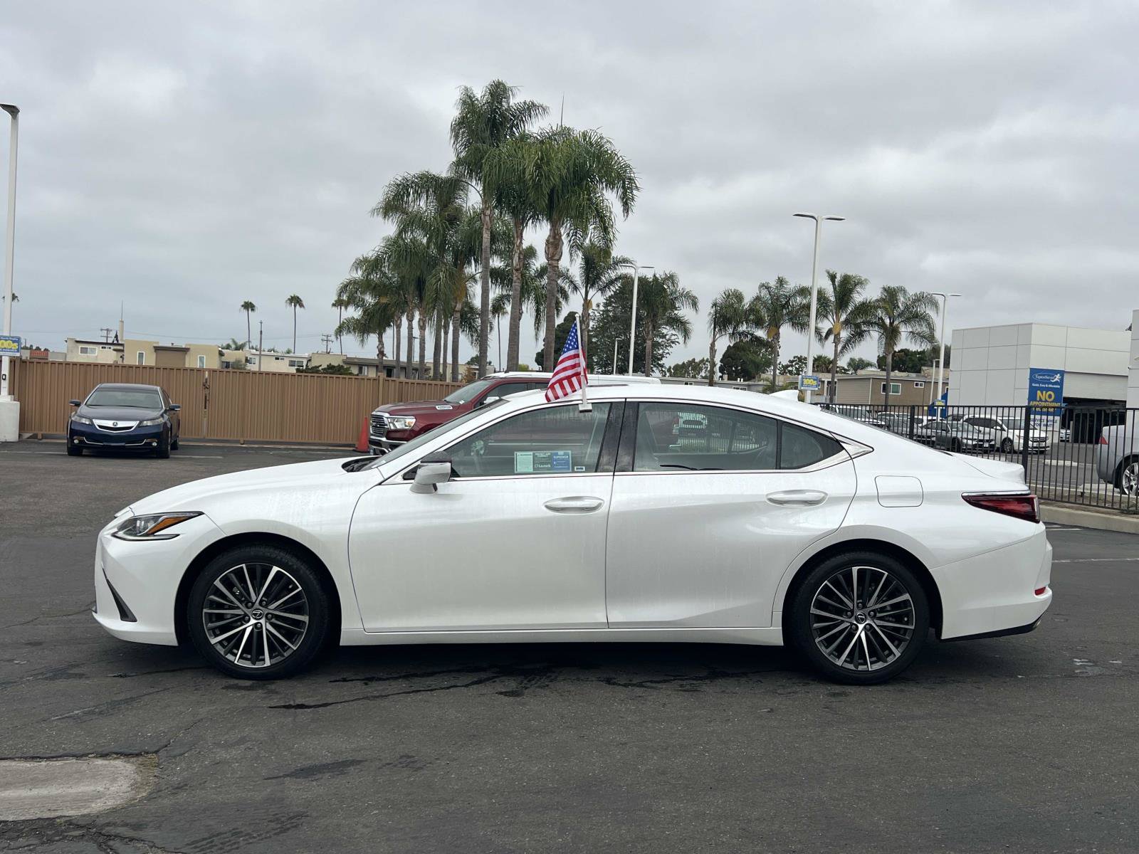 Used 2023 Lexus ES 350 w/ Premium Package FWD image 2