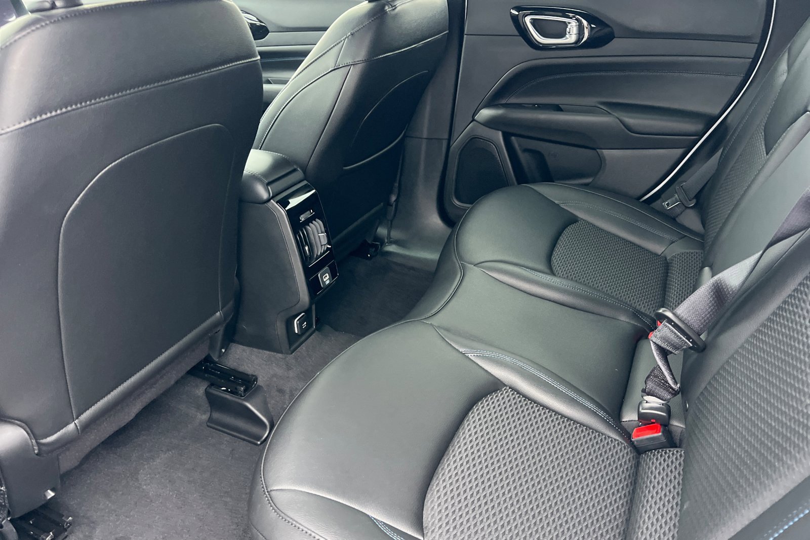 New 2026 Jeep Compass Latitude image 10