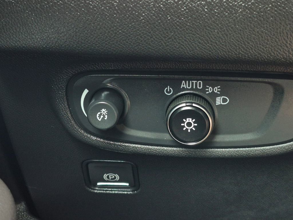 Used 2023 GMC Terrain SLE w/ Driver Convenience Package image 16