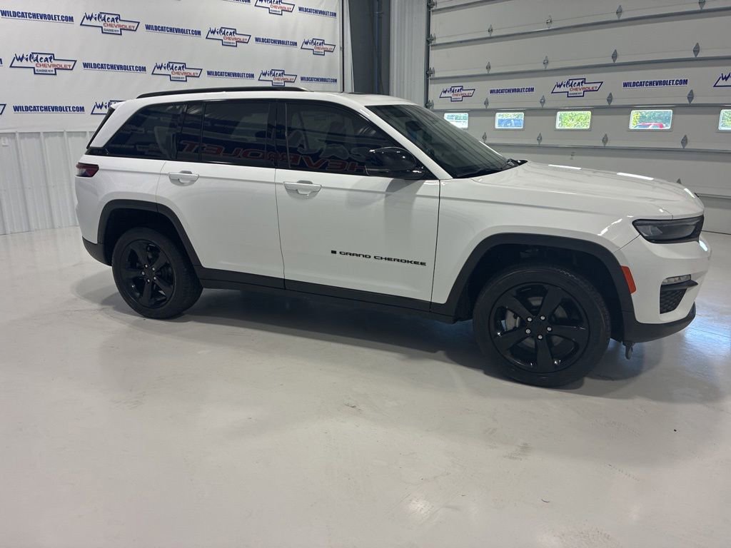 Used 2023 Jeep Grand Cherokee Limited w/ Black Appearance Package AWD/4WD image 9