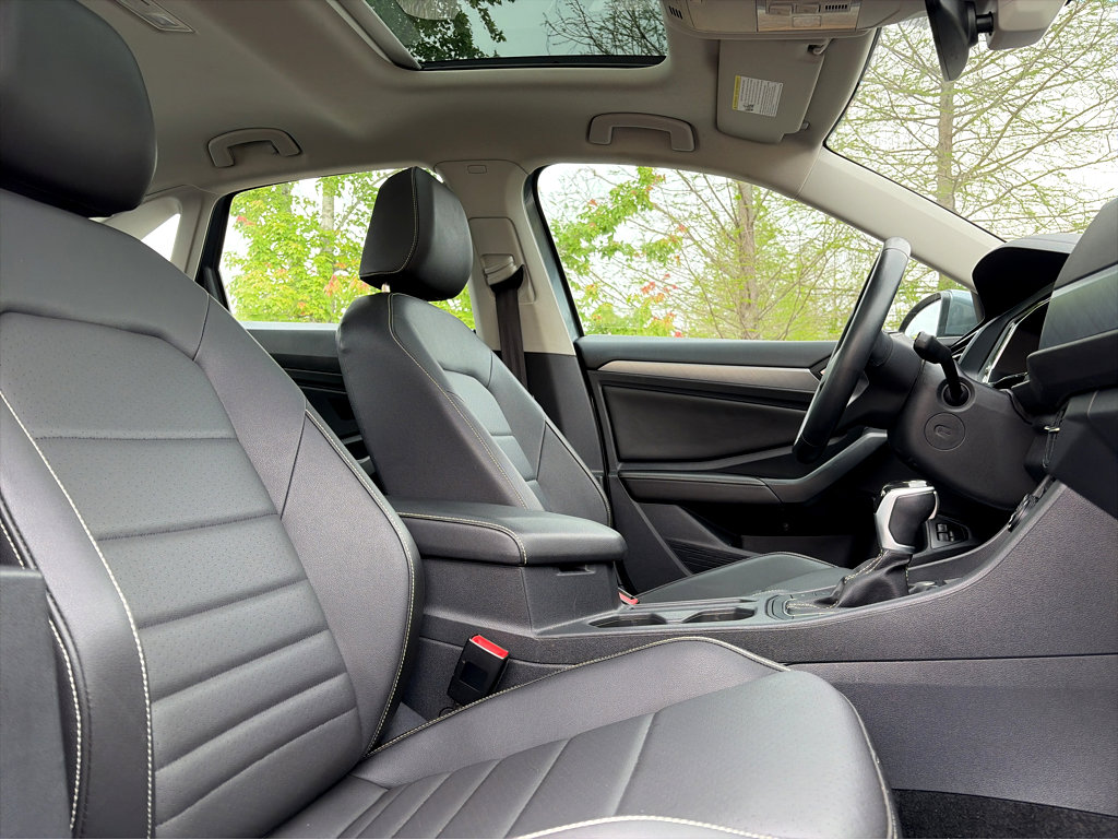 Used 2024 Volkswagen Jetta SE image 9