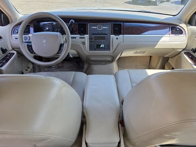 Used 2006 Lincoln Town Car Signature RWD image 8