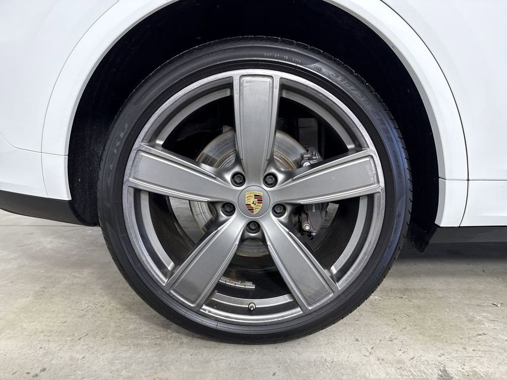 Certified 2022 Porsche Cayenne Platinum Edition image 16