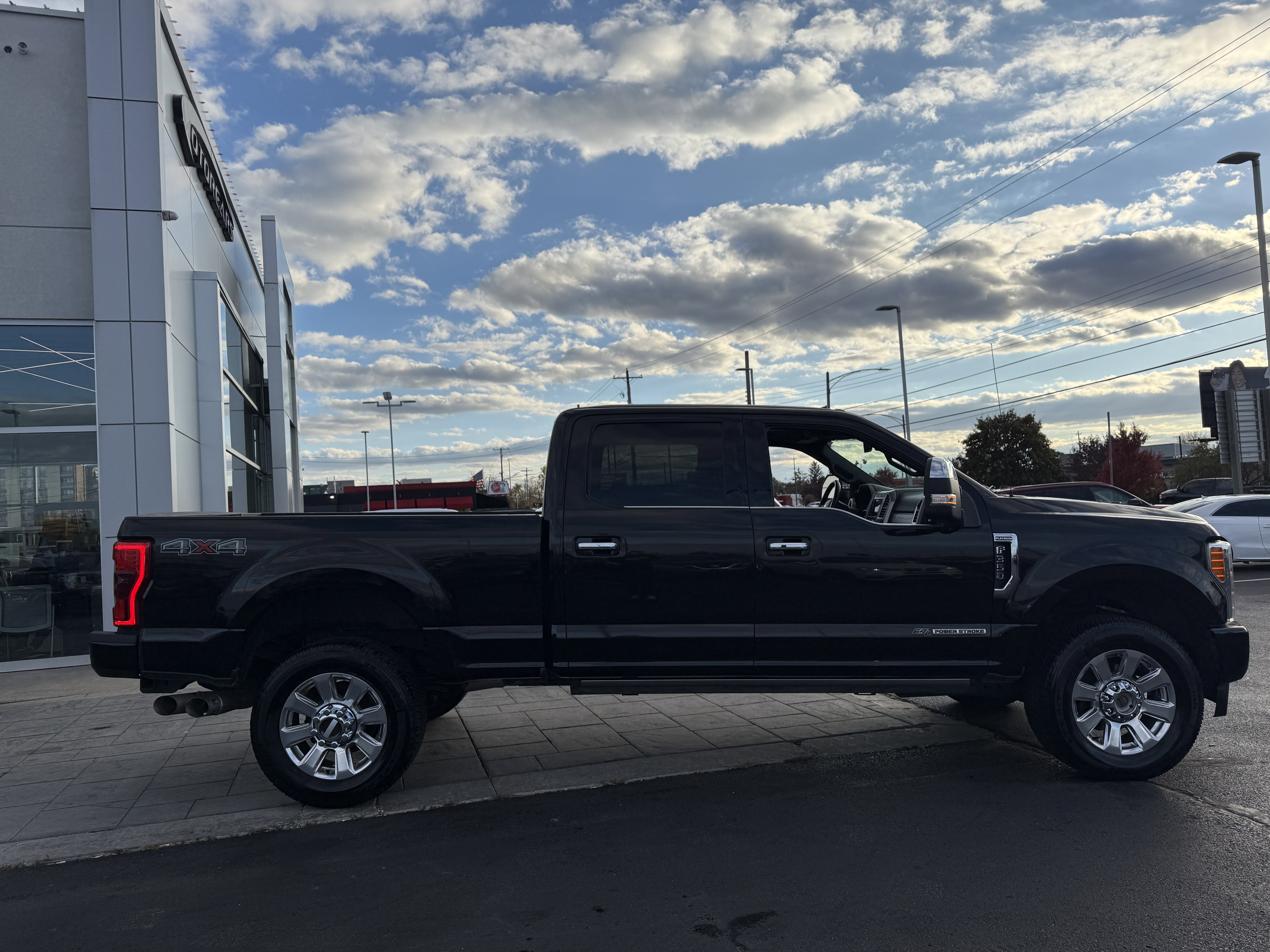 Used 2017 Ford F350 Platinum w/ Platinum Ultimate Package image 4