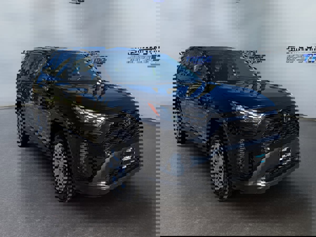 Used 2024 Toyota RAV4 LE image 3