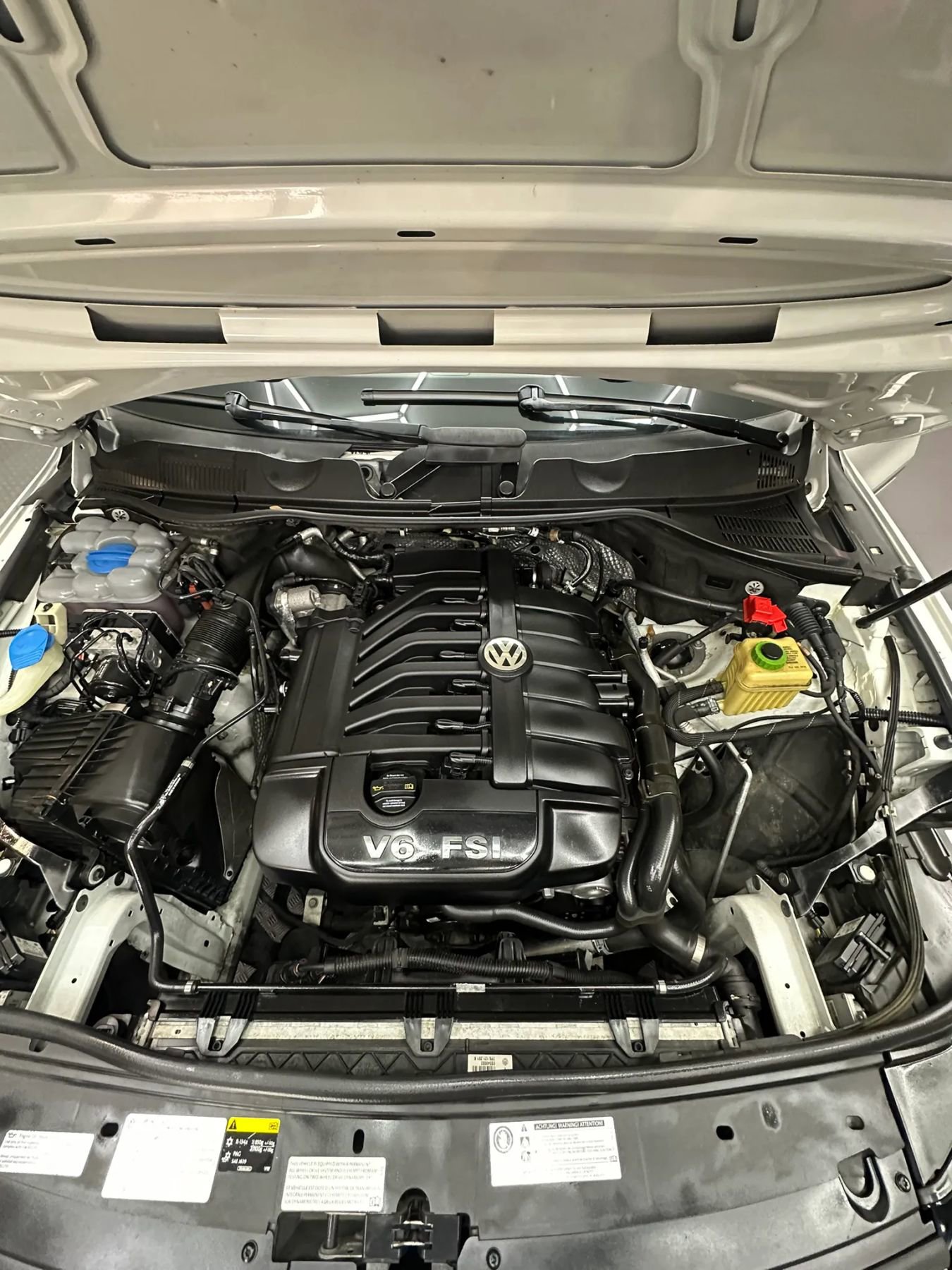 Used 2015 Volkswagen Touareg VR6 image 28