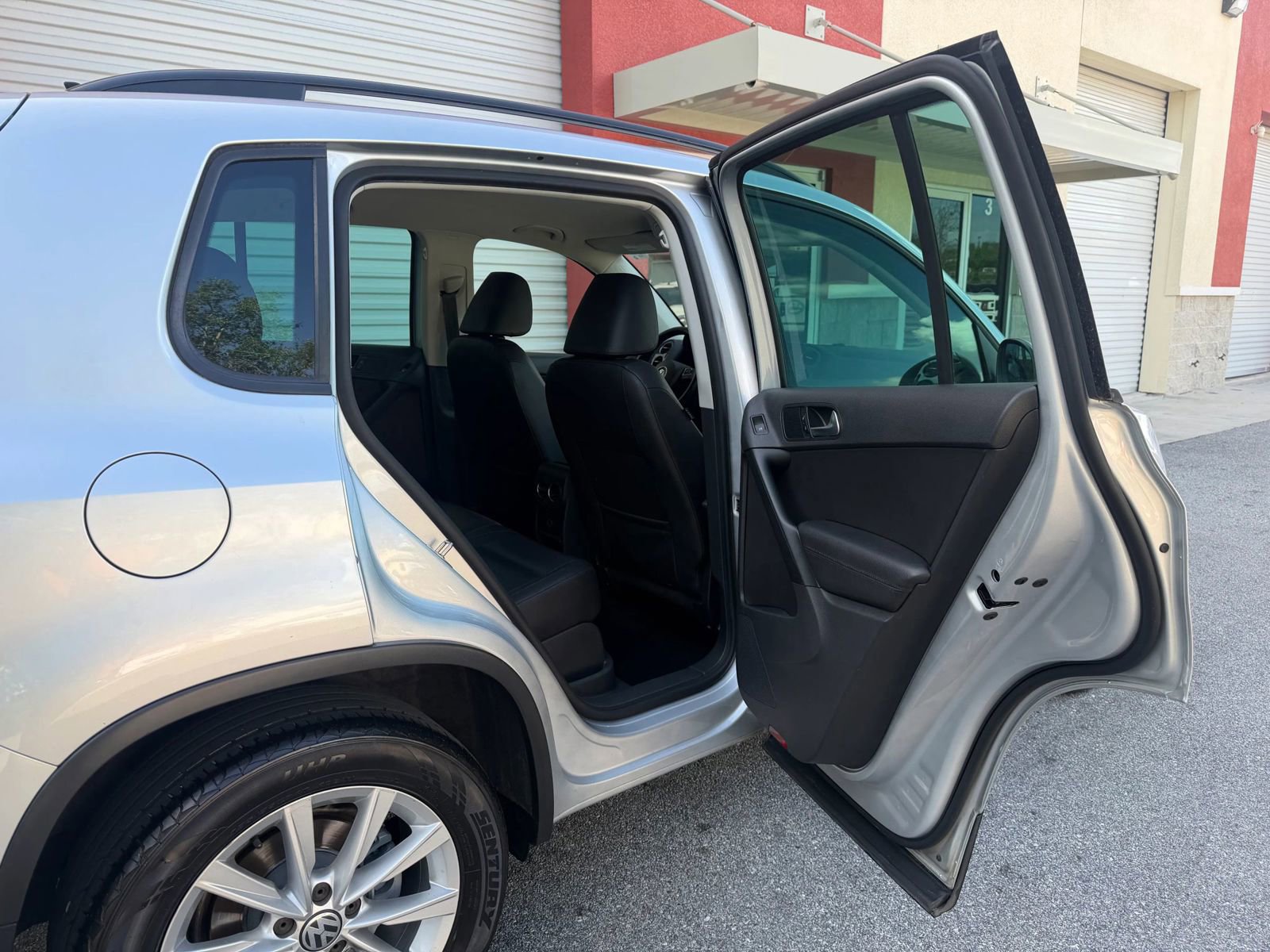 Used 2015 Volkswagen Tiguan SE image 16