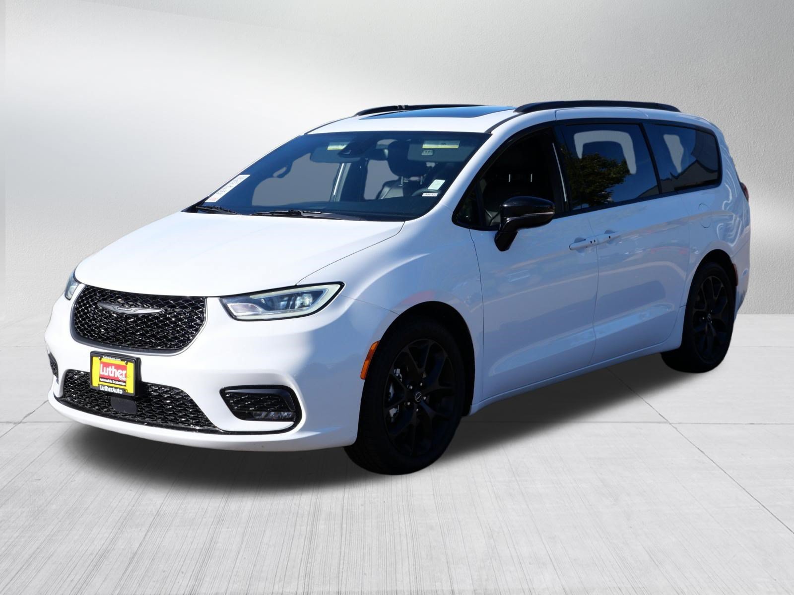 Used 2025 Chrysler Pacifica Limited FWD image 3
