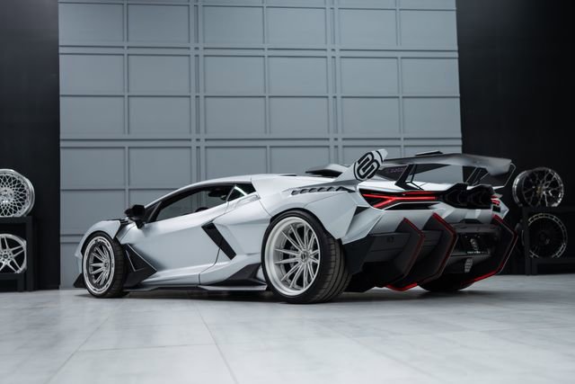 Used 2025 Lamborghini Revuelto AWD/4WD image 11